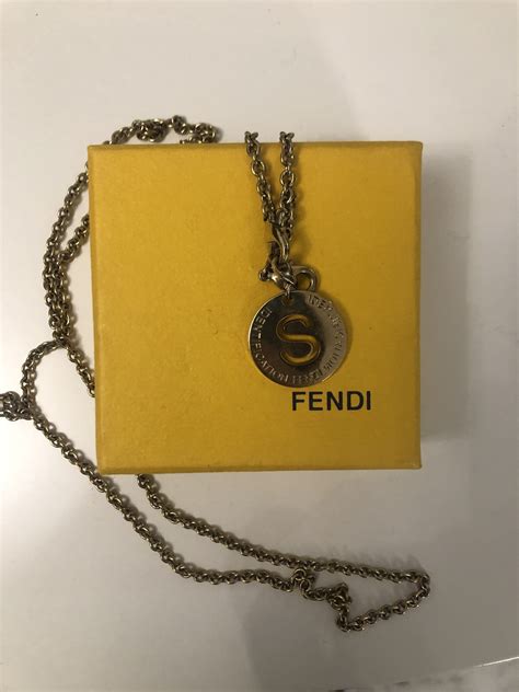 fendi ciondolo con iniziale prezzo|fendi scarpe.